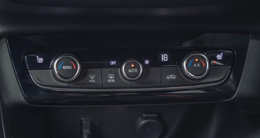 Детали интерьера Vauxhall Corsa SRi (F) 2019 года  (фото 71 из 80)